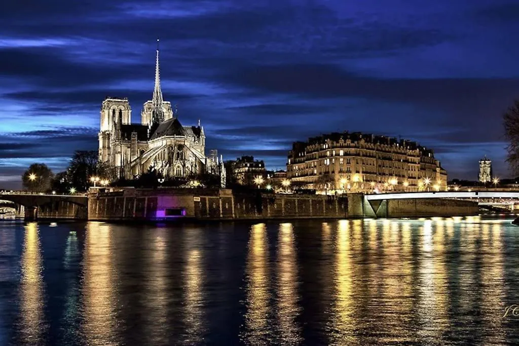Love Week In Paris, 2 Pieces Hyper-Centre Parisien contacts